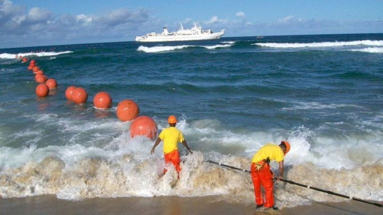 Así funcionan los desconocidos cables submarinos que te conectan a Internet