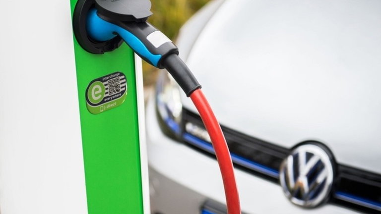 Que tu coche eléctrico cargue su autonomía en minutos o en horas depende de esto