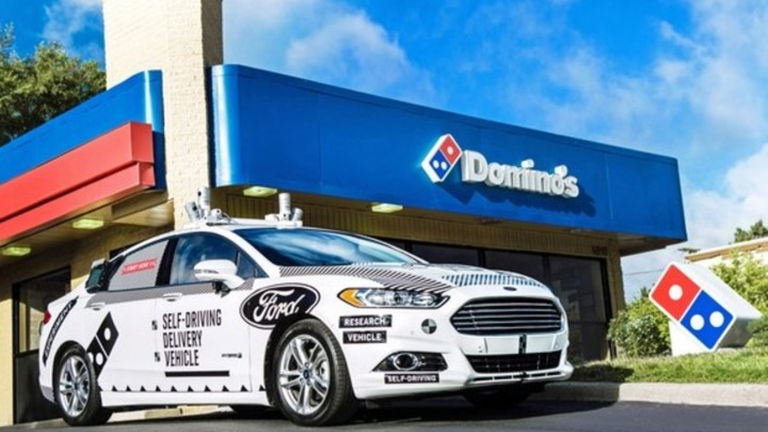 ¿Pizza a domicilio sin repartidor? La próxima vez puede que te la traiga un coche autónomo