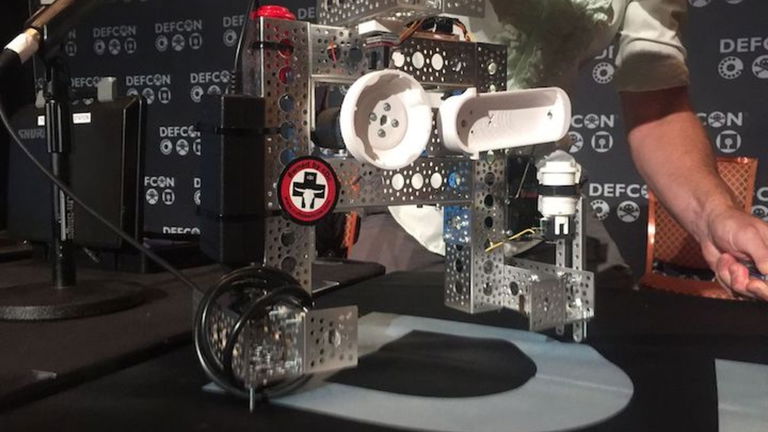 Crean un robot "low cost" capaz de abrir cajas fuertes