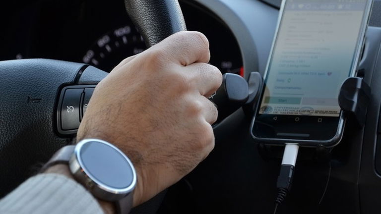 ¿Me pueden multar si uso un smartwatch mientras conduzco?