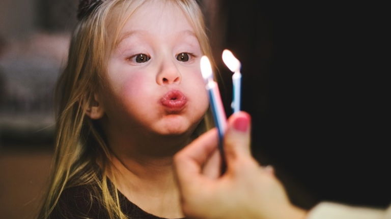Soplar las velas en tu cumpleaños es más peligroso para tu salud de lo que crees