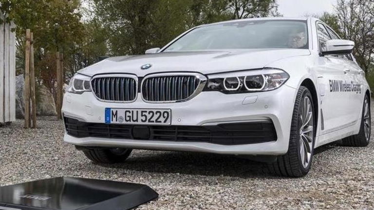BMW pasa de cables, prefiere que cargues tu eléctrico de forma inalámbrica