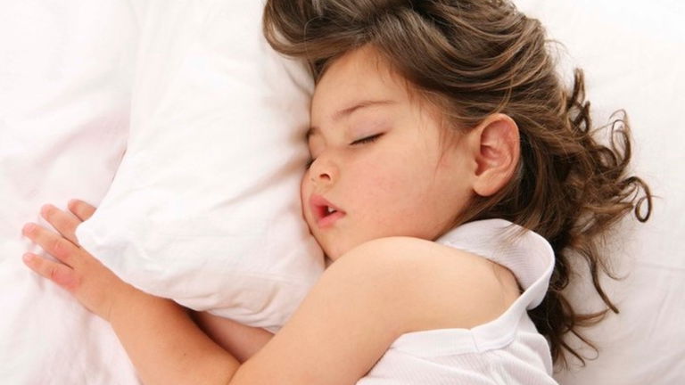 Por qué debemos dormir tapados aunque haga calor