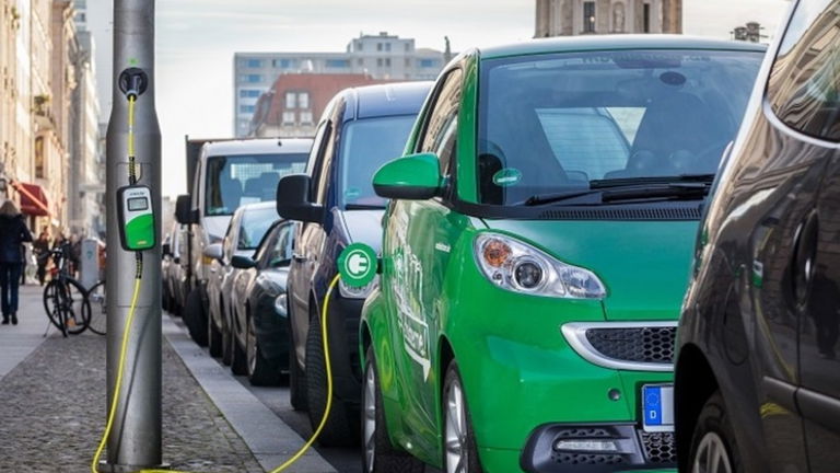 Cómo será la recarga de coches eléctricos en la vía pública, ¿gratuita o de pago?