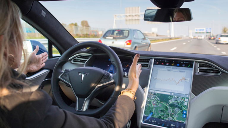 Se abrió la veda: GM tacha a Tesla de farsante por su sistema de conducción autónoma