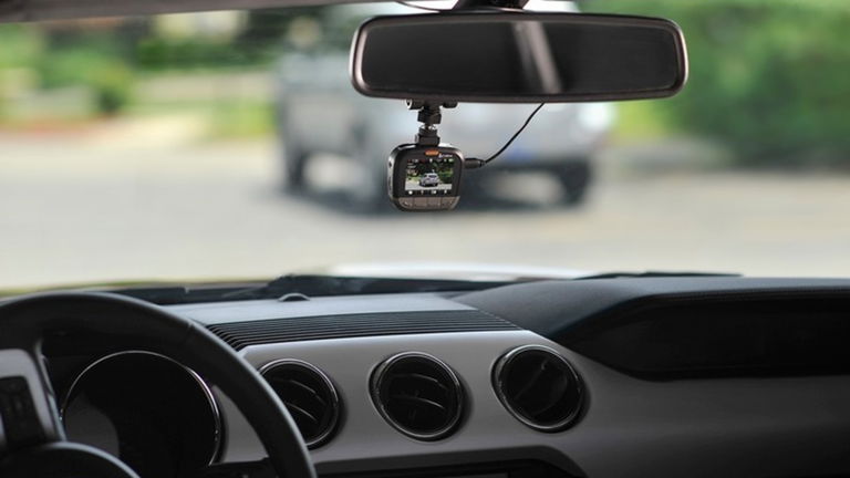 ¿Te pueden multar por llevar una dashcam en el coche?