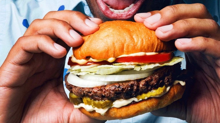 Bill Gates quiere que te comas una hamburguesa de carne artificial