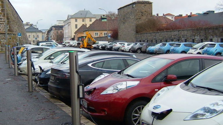 De subvencionarlos a gravarlos, ¿hace bien Noruega al aplicar tasas al coche eléctrico?