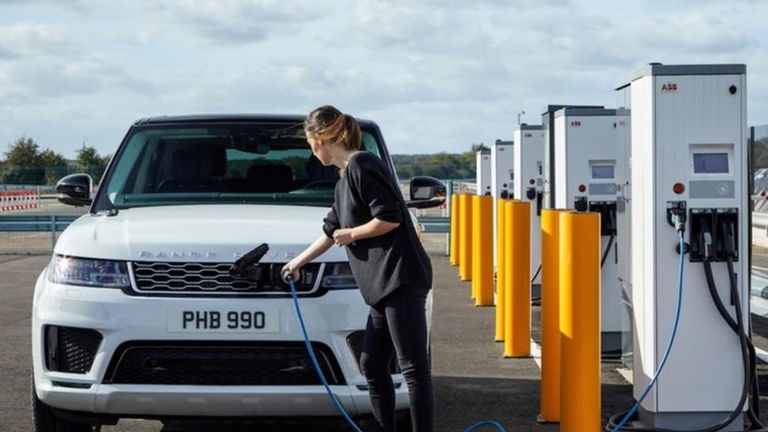 Range Rover estrena el PEO, un sistema capaz de ahorrar combustible en función de la ruta