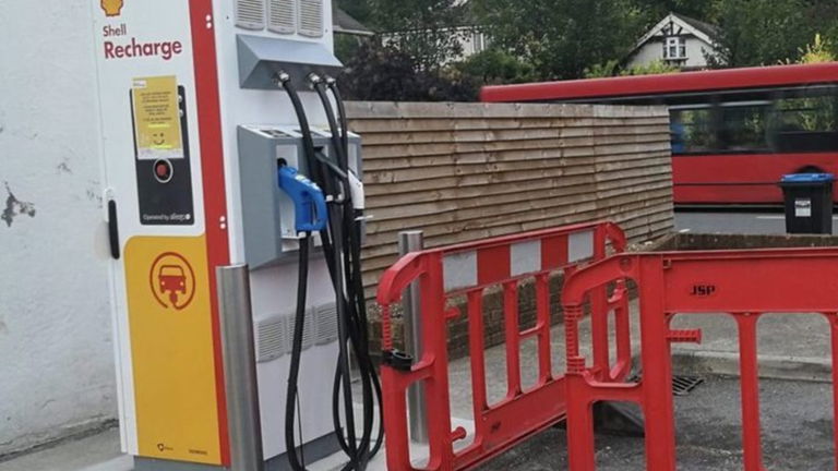 Shell compra una red de 30.000 cargadores de baterías al ver imparable al coche eléctrico