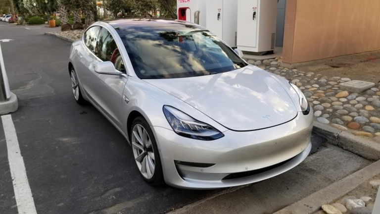 Tesla podría ceder parte de la producción del Model 3 a Magna en Europa