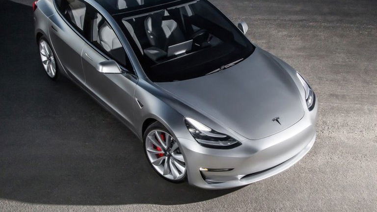 El Tesla Model 3 está cambiando desde faros hasta baterías, ¿a qué se debe?