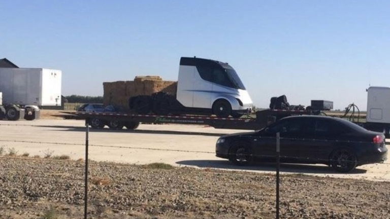 ¿Camión eléctrico de Tesla a la vista? Nuevos vídeos de una mula te muestran su tecnología