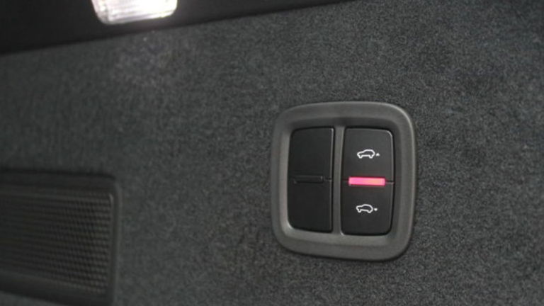 La curiosa peculiaridad que comparte un Porsche Cayenne y un coche fúnebre