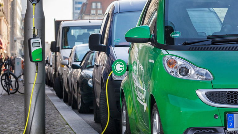 Londres está aprovechando sus farolas para cargar coches eléctricos