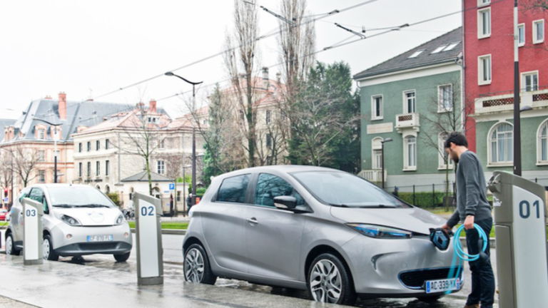 Cuáles son los países que más y menos contaminan al cargar un coche eléctrico