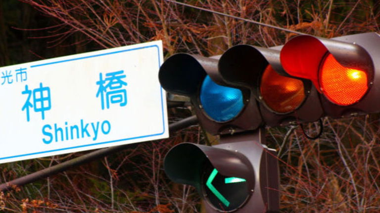 Por qué en Japón tienen azul en vez de verde en los semáforos