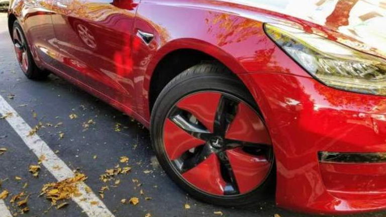 En el futuro elegirás si quieres tus llantas multicolor como estos Tesla Model 3