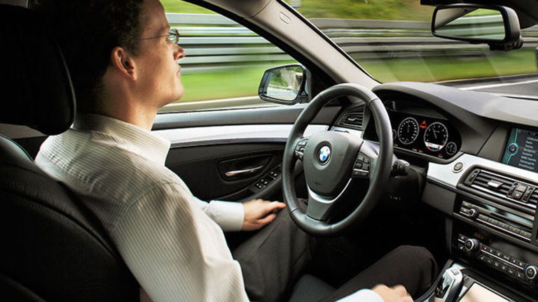 El seguro abaratará tu póliza si tu coche dispone de conducción autónoma