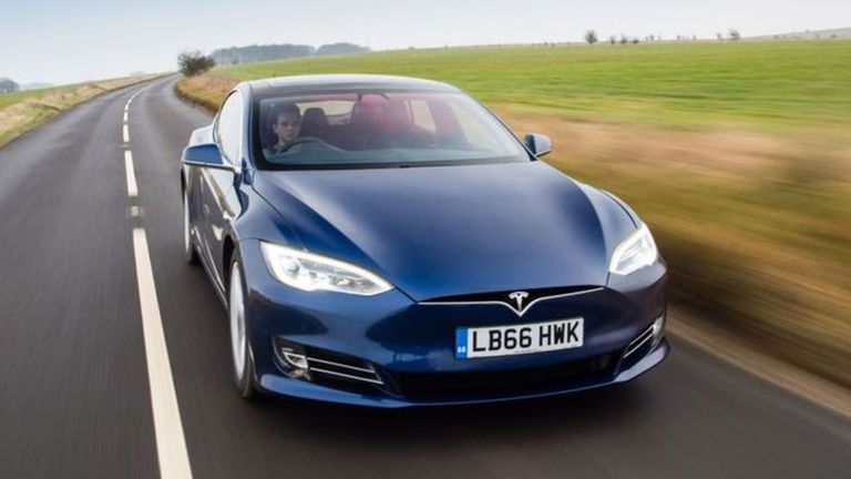Por qué los modelos Tesla están quedándose sin ayudas a la compra de coches eléctricos