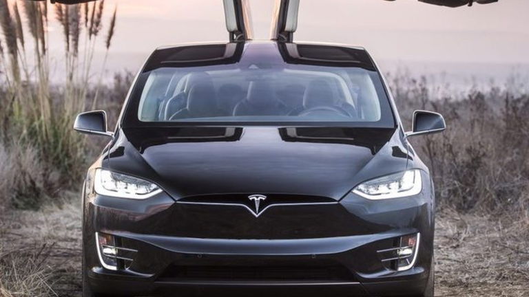 Mercedes se ha metido en un lío al desguazar un Tesla Model X