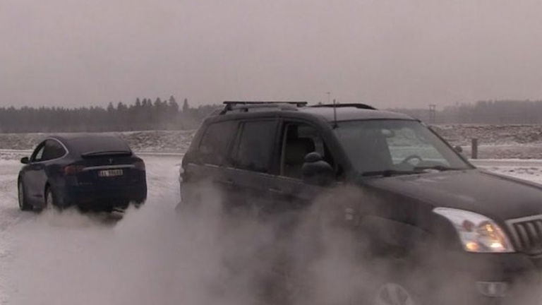 ¿Será capaz este Tesla Model X de batir al Land Cruiser o Hummer H2 en par motor?