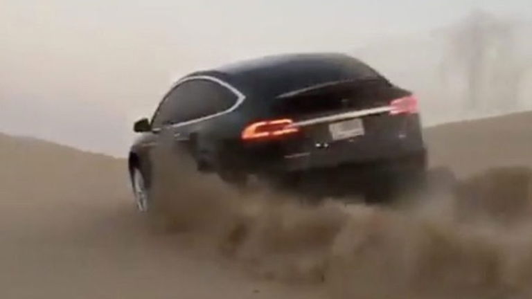 Un Tesla Model X haciendo drifting sobre las dunas es lo más extraño que verás hoy