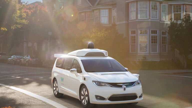 La primera gran flota de coches autónomos llegará de parte de Waymo con polémica