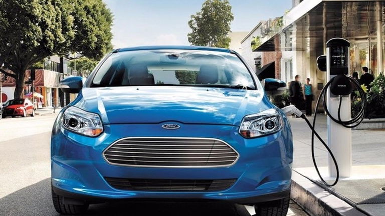 Ford prevé un futuro eléctrico y por ello tendrá una gama de hasta 16 versiones limpias