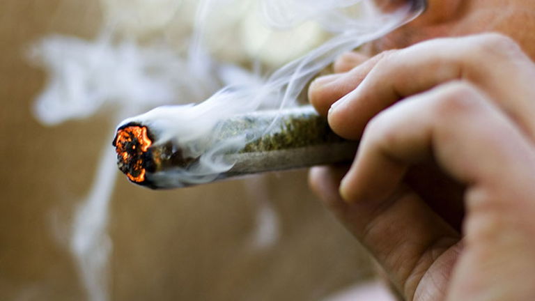Fumar marihuana podría proteger tu hígado del alcohol, según un estudio