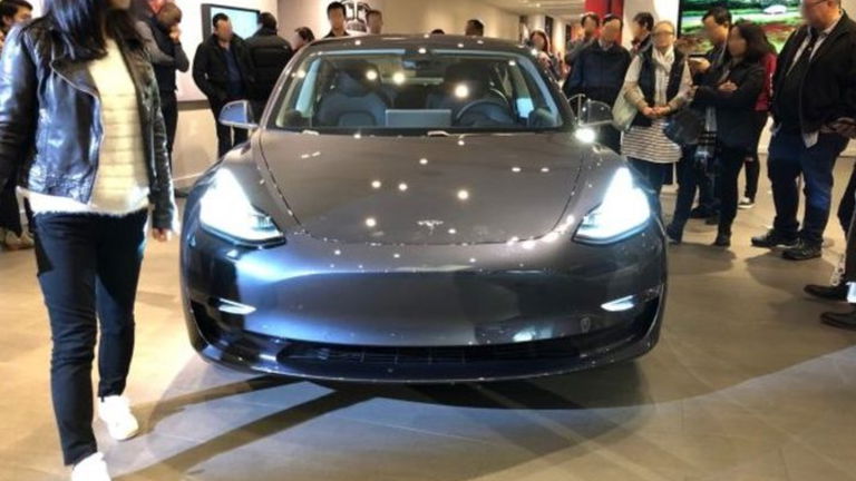 Los primeros Tesla Model 3 en las tiendas anticipan su éxito en el mercado