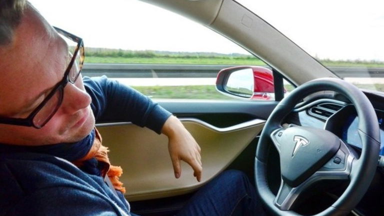 No, conducir con el Autopilot conectado no te librará de la multa por embriaguez