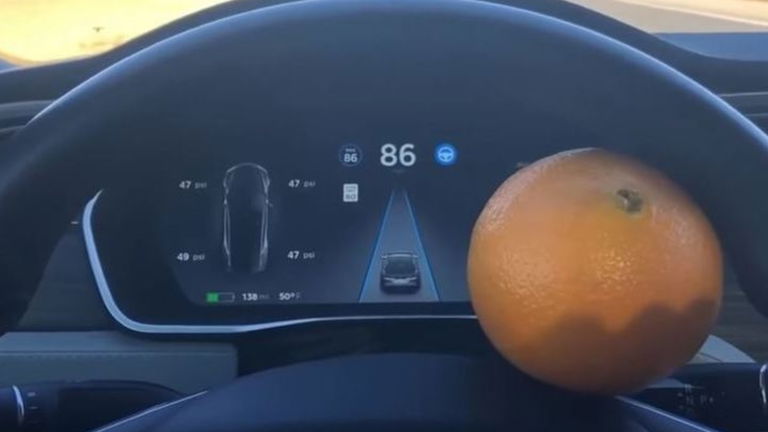 Solo hace falta una naranja para engañar al Autopilot de Tesla