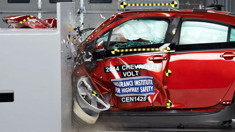 Así supera la prueba del crash test un coche eléctrico