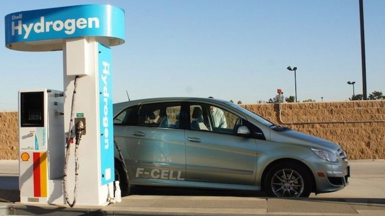 Un nuevo sistema de obtener y almacenar hidrógeno pondría en riesgo el coche eléctrico