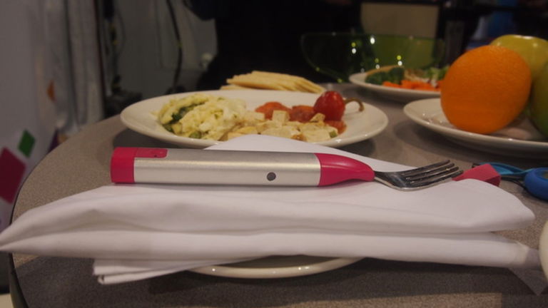 No estás comiendo bien, y este tenedor inteligente te ayudará a conseguirlo