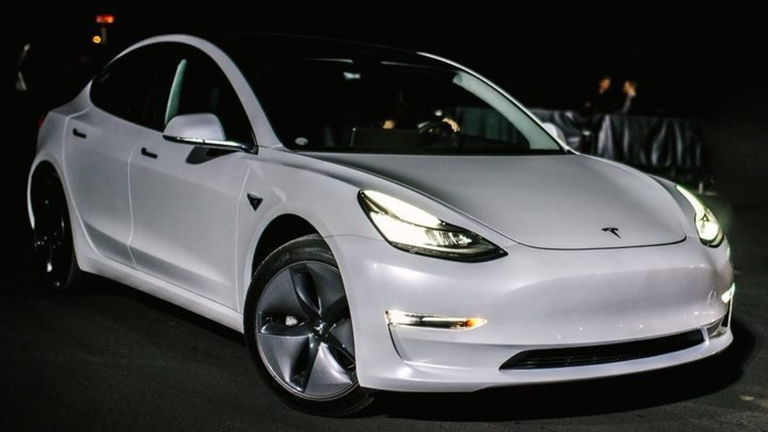 Una empresa compra 3 unidades del Tesla Model 3 para vender sus secretos a los fabricantes