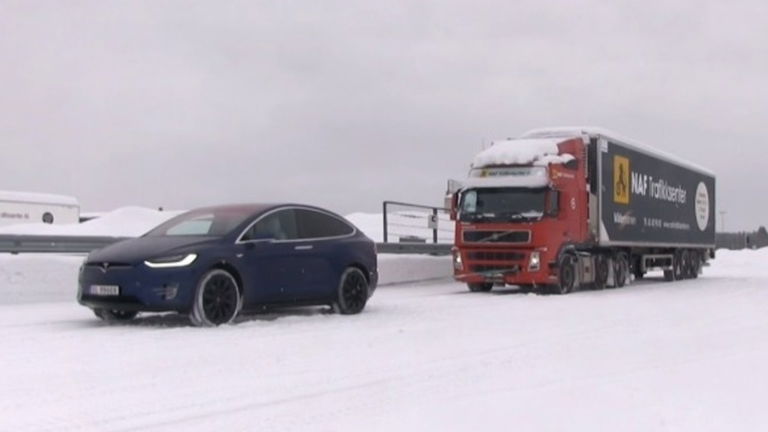 Así es capaz de remolcar un Tesla Model X un camión de 43 toneladas de peso