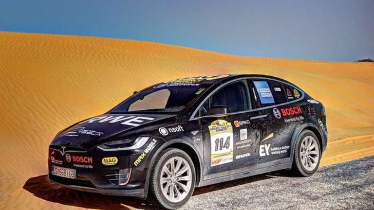 El Tesla Model X es el primer coche eléctrico que atraviesa el Sahara por una buena causa