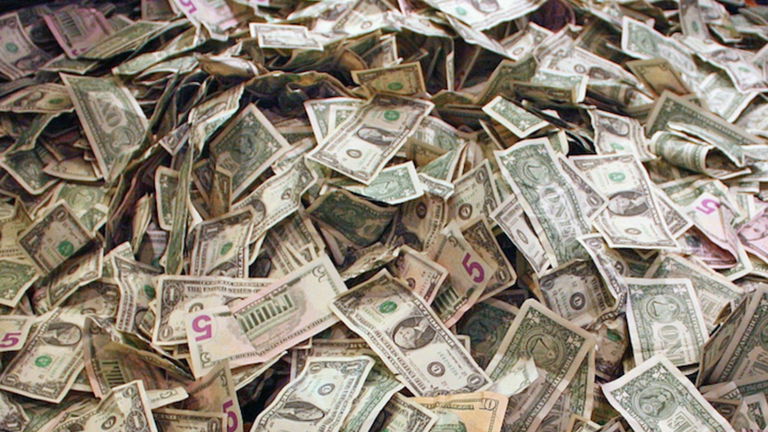 Un estudio prueba que el dinero sí da la felicidad