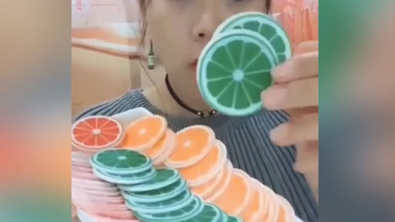 Comer hielo, la nueva moda inexplicable en las redes sociales de China