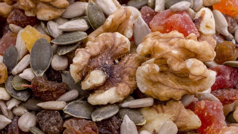 "Puede contener trazas de frutos secos": por qué este mensaje aparece en tantos alimentos