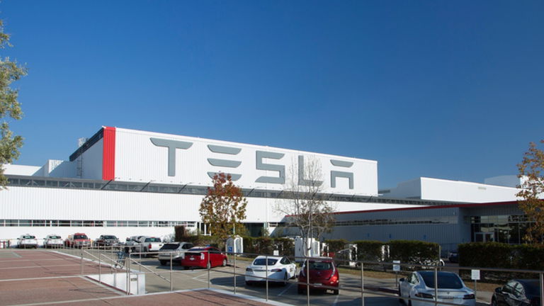 Multan a Tesla por generar emisiones contaminantes en la planta de Freemont
