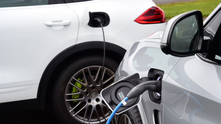 Porsche prioriza la instalación de puntos de recarga en sus concesionarios