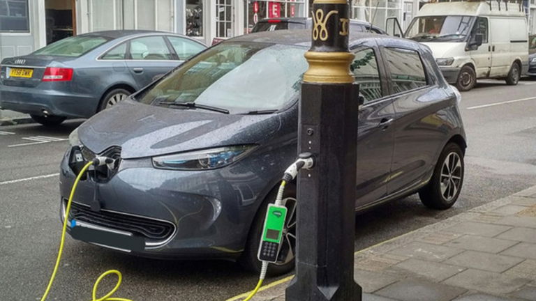Por qué no es fácil instalar postas de recarga en farolas