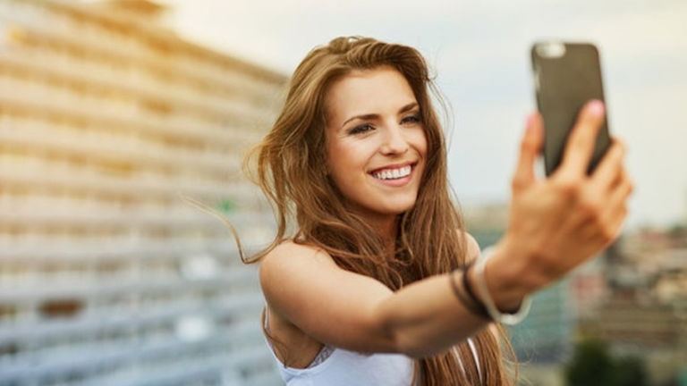 Cómo salir bien en los selfies: la ciencia detrás del selfie perfecto