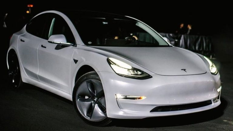 Tesla introducirá en el Model 3 la regulación automática de los faros