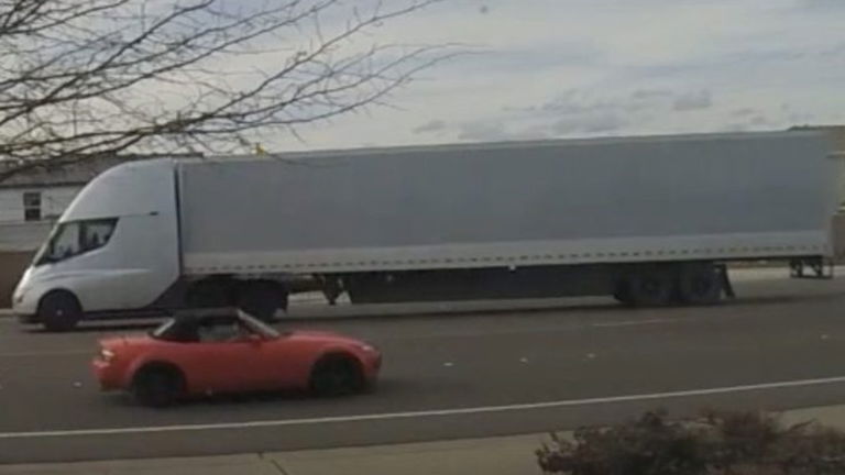 Así acelera un Tesla Semi con remolque incluido avistado en Sacramento