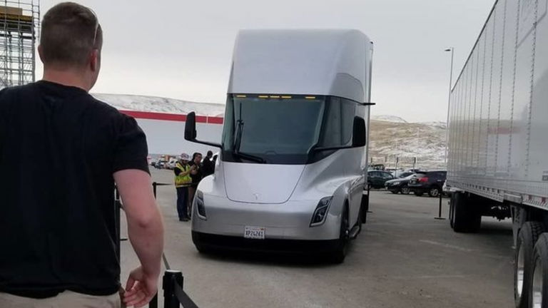 El Tesla Semi ya es utilizado por la compañía para abaratar sus costes logísticos